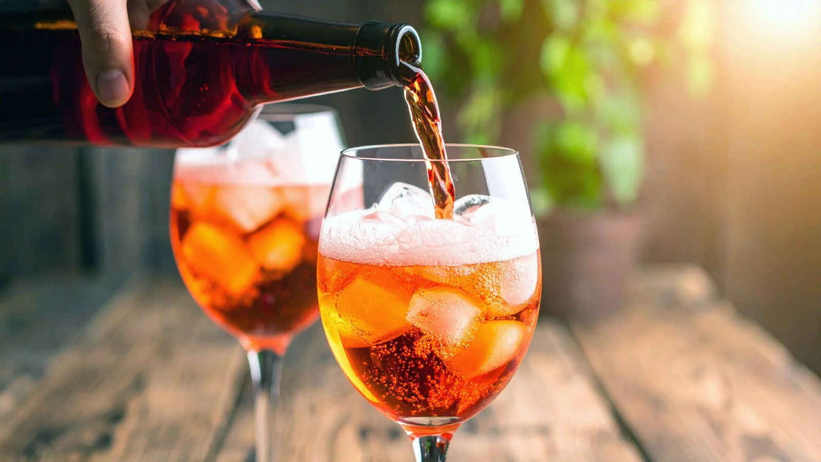 Pouring a glass of Spaghett cocktail