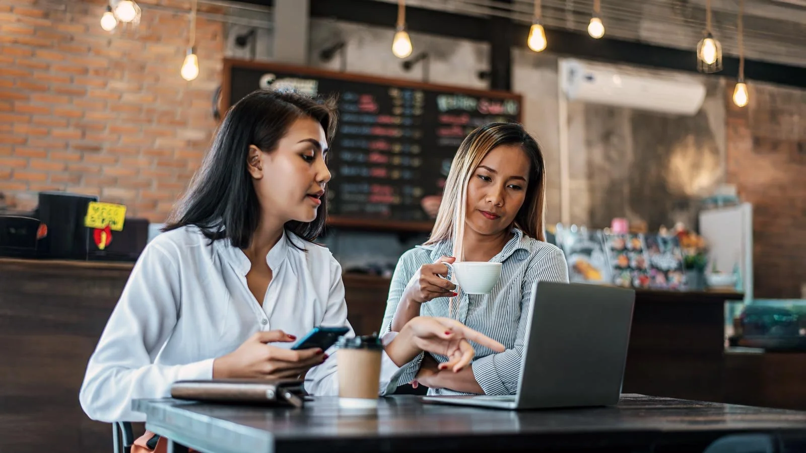 Mastering Online Reviews: Restaurant Marketing Guide 2025
