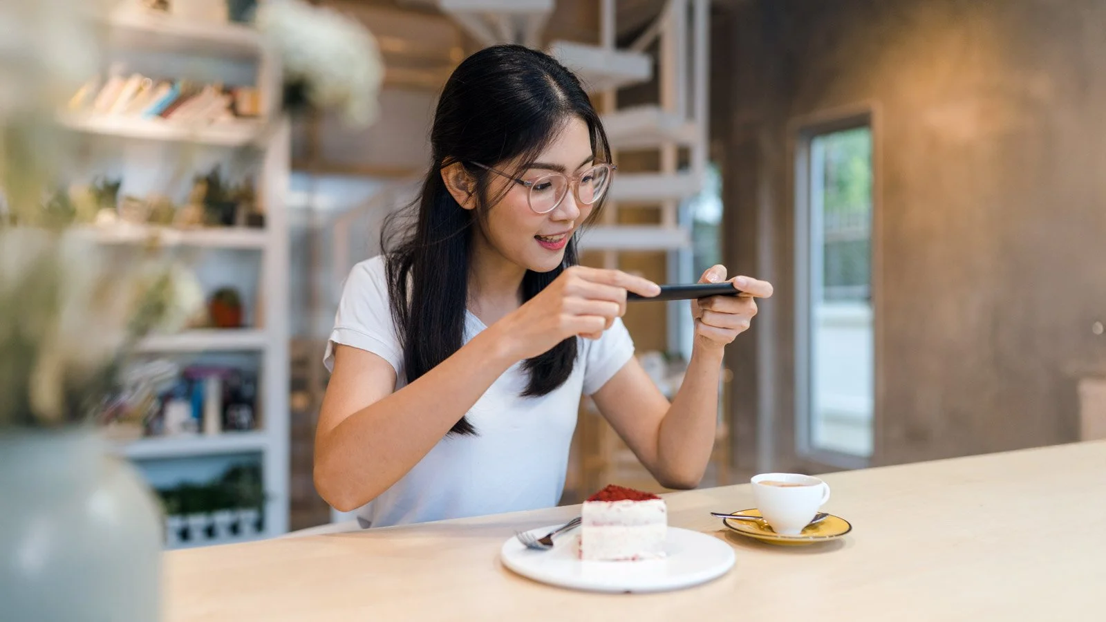 Blogger Asian friendly women influencer eat cake at night cafe